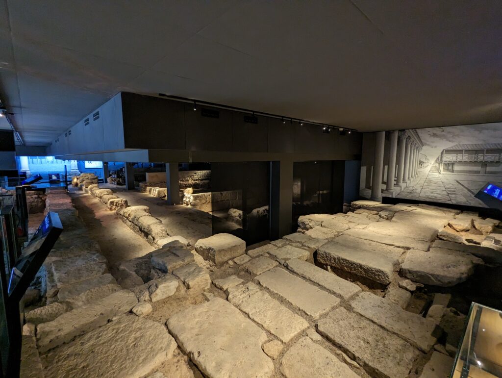 Foundation of Valencia: crossing of the cardus maximus and the decumanus maximus in L'Almoina Archaeological Centre.